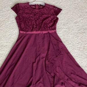 Like new, beautiful flowy dress, wine color!